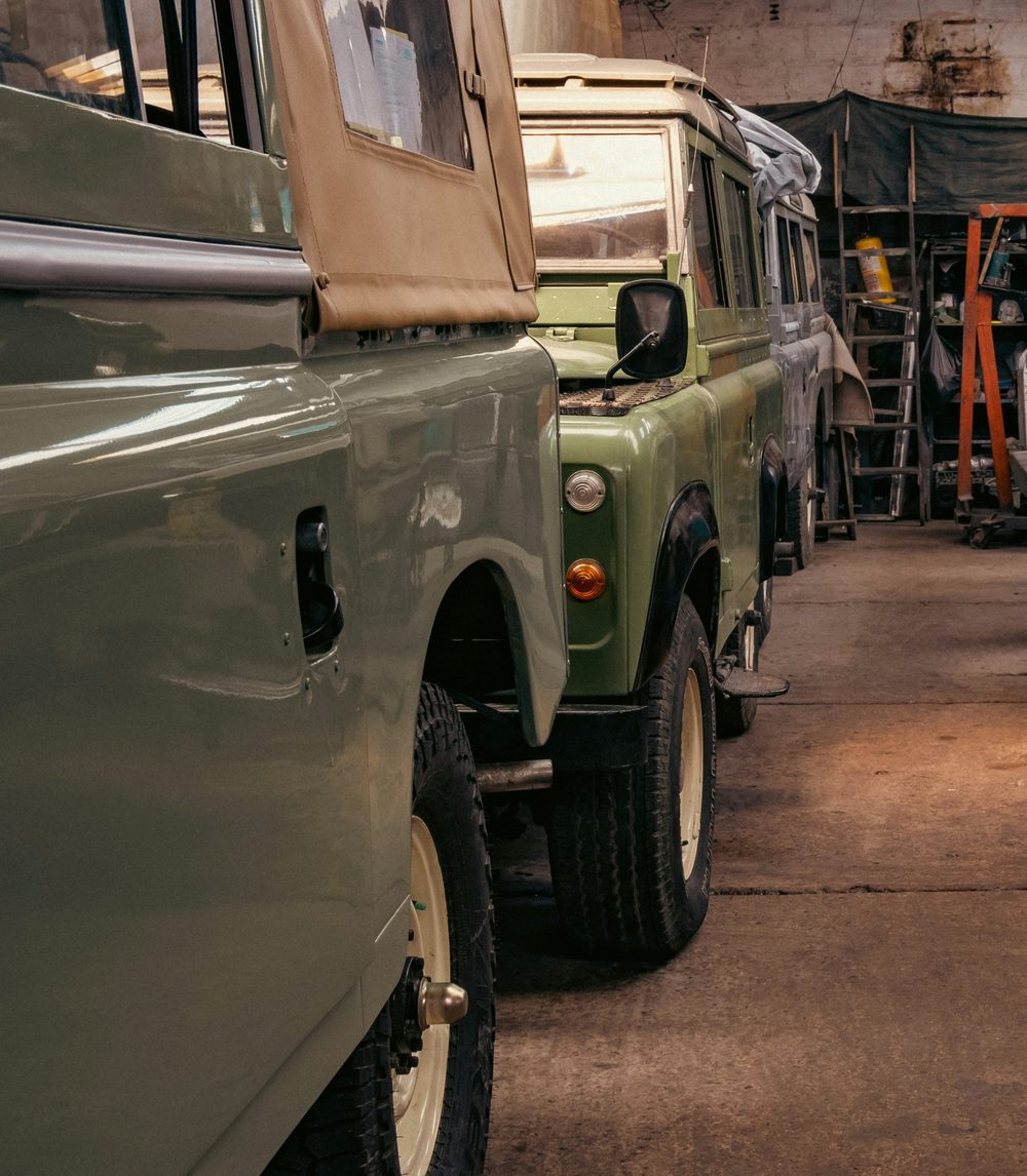 Werkplaats met klassieke Landrovers van Maanrover