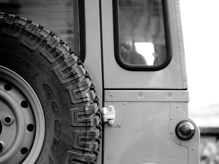 Detail van een klassieke Landrover portier met reservewiel